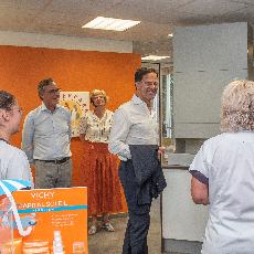 Premier Rutte op de koffie bij de Zuiderpark Apotheek